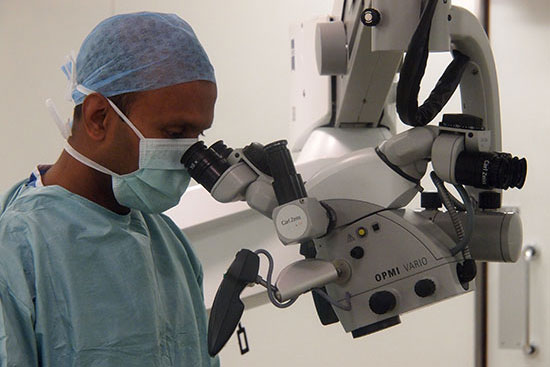 Microsurgical vasectomy reversal with Carl Zeiss microscope